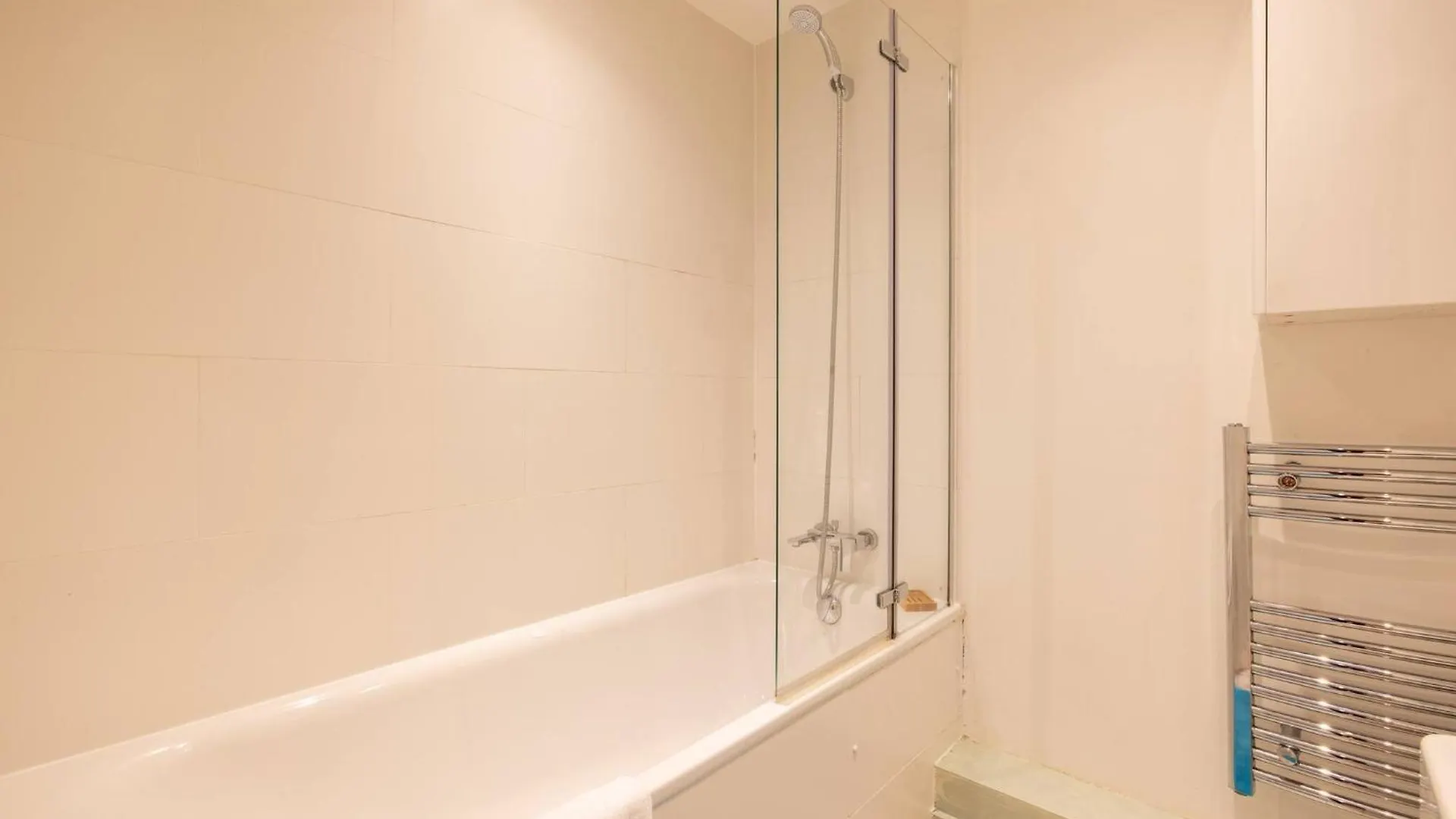 Wild Roses Serviced Apartments - City Airport London