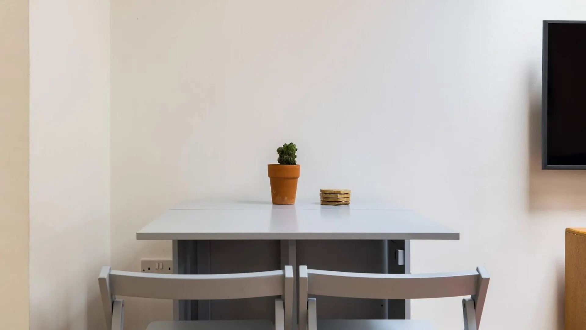 Wild Roses Serviced Apartments - City Airport London