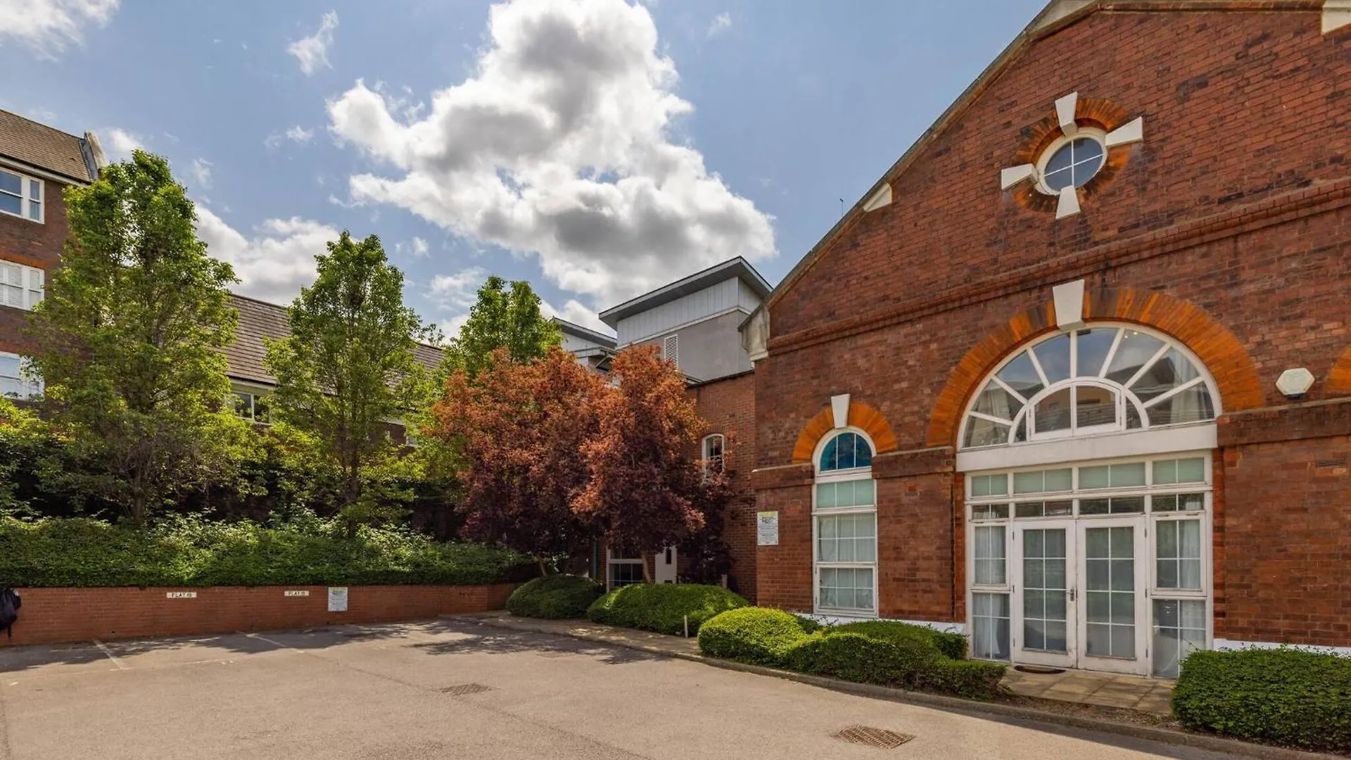 Wild Roses Serviced Apartments - City Airport London